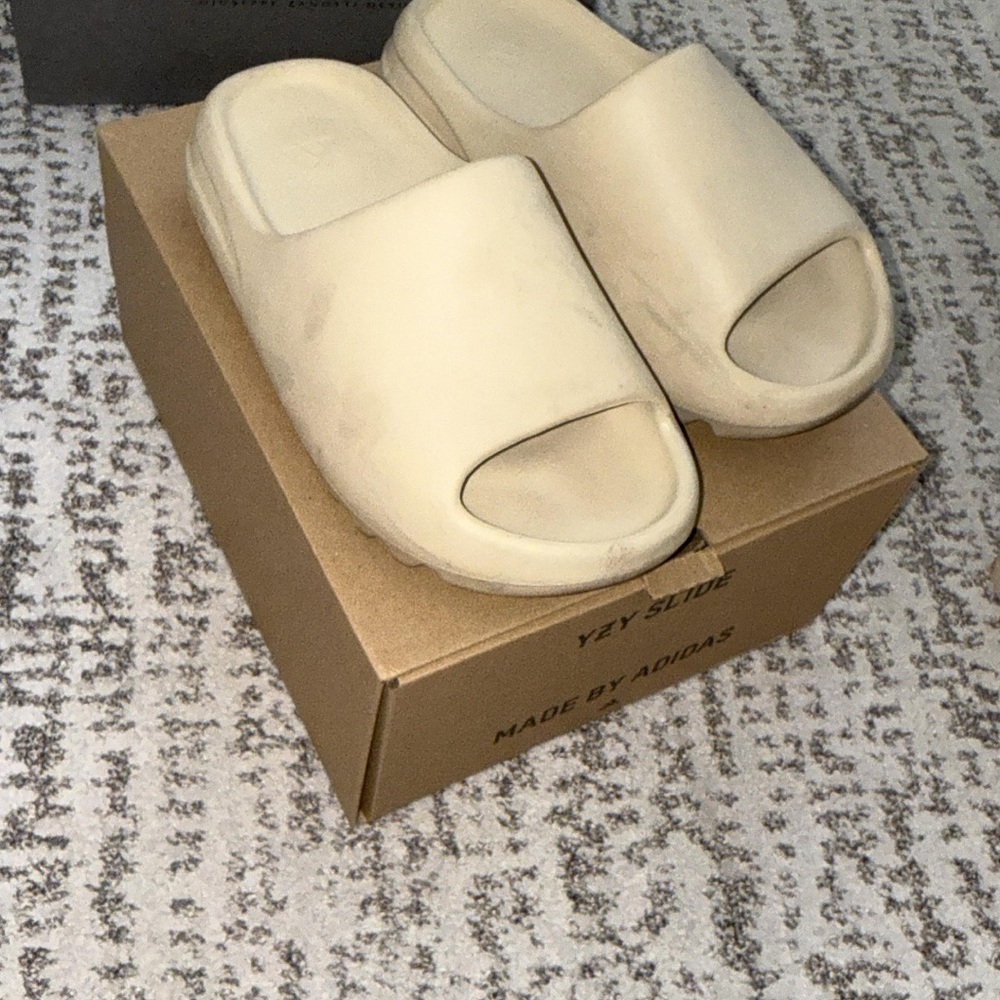 adidas Yeezy Slide in Cream